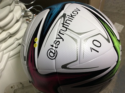 Нанесение на футбольный подарочный мяч логотипа красками