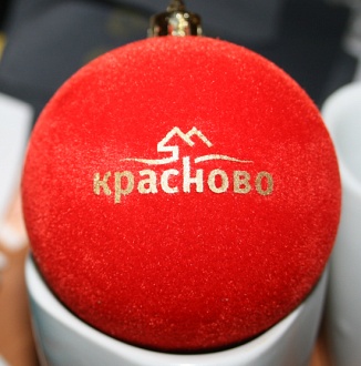 Елочный шар красный флокированный. Нанесение логотипа 1+0 (термотрансфер) 