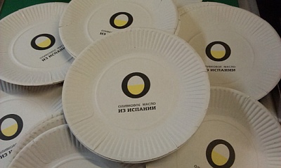 Бумажные тарелки с логотипом в два цвета.