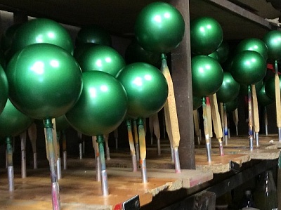 Покраска новогодних шаров в зелёный цвет