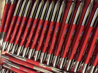 Металлические ручки с нанесением логотипа в 4 цвета.