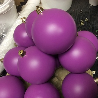 Производство шаров с покраской цвета фуксия