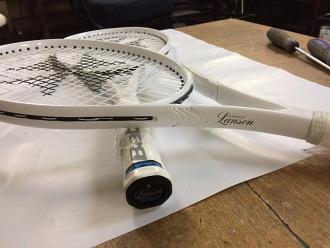 Нанесение логотипа методом изготовления залитой смолой наклейки на торце ракетки для большого тенниса