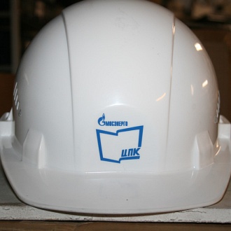 Каска строительная с нанесением логотипа 1+0 на фронтальной части. Метод брендирования тампопечать