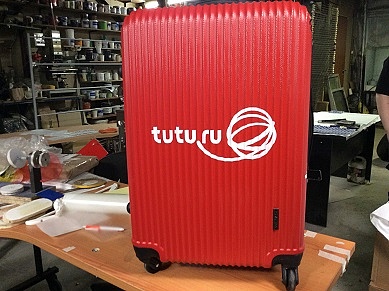 Пластиковый чемодан с нанесением логотипа аэрографией