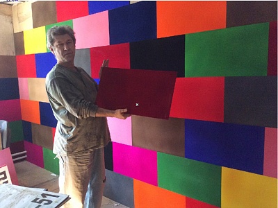 Образцы флока вы также можете посмотреть у нас в офисе. Стены нашего шоу рума выложены разноцветными флокированными панелями. 
