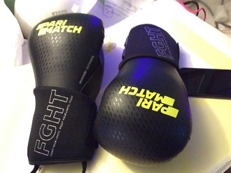 Нанесение на боксёрские перчатки логотипа рекламного агентства в один цвет