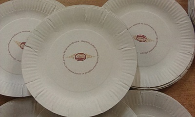 Бумажные тарелки с логотипом.