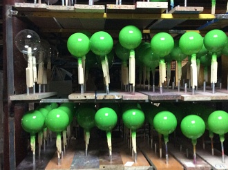 Покраска заготовок стеклянных шаров в зелёный глянцевый цвет. 
