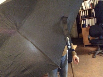 Нанесение логотипа шелкографией на хлястик зонтика