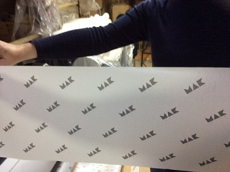 Печать логотипа на упаковочную бумагу в рулоне
