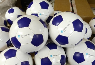 Печать логотипа на футбольных мячах.