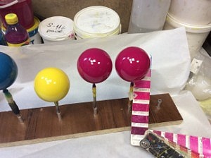 Проверка цвета шаров после покраски пробника по понтонному вееру.