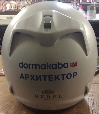 Мотоциклетный шлем с логотипом.