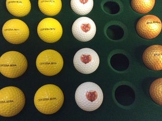 Флокированный ложемент с брендированными мячиками для гольфа