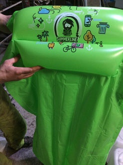 Нанесение полноцветного логотипа на надувной матрац для плавания