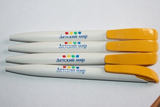 Многоцветная печать на пластиковых ручках.