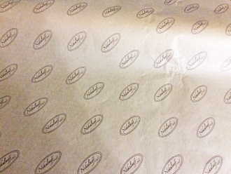 Пергаментная крафт бумага с нанесением логотипа в один цвет.