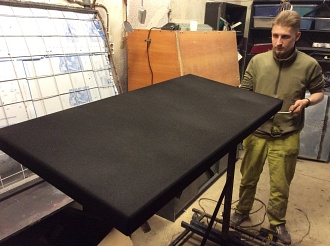 Флокирование мебельной панели чёрным флоком