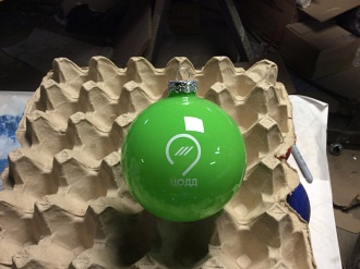 Покраска шаров по Pantone с нанесением логотипов на стеклянные шары.