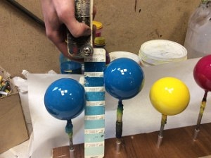 Изготовление синих шаров по цвету заказчика. Производство глянцевых шаров.