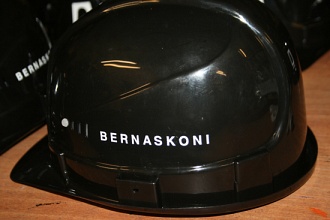 Каска с логотипом черная.