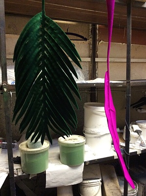 Флокирование пальмовых листов для интерьера в офис