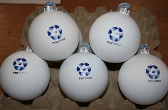 Елочные шары белые с логотипом + покраска. Нанесение 2+0 градиент (тампопечать)