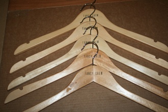 Деревянные вешалки с нанесением логотипа.