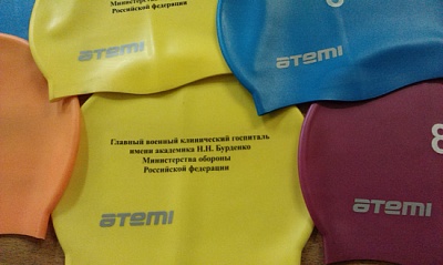 Шапочки для бассейна с логотипом в один цвет.