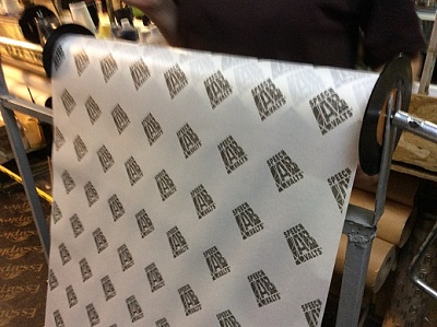Нанесение  логотипа на упаковочную бумагу в рулонах
