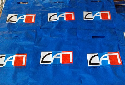 Пакеты ПВД 30х40 с логотипом в четыре цвета.