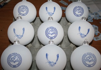 Елочные шары с нанесением логотипа 1+1 (тампопечать) + покраска в белый цвет.