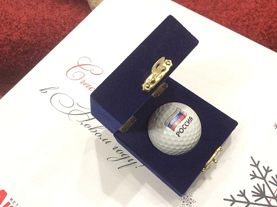 Мяч для гольфа с символикой России в подарочной флокированной коробочке.