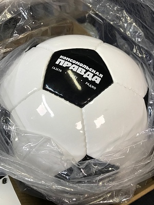 Нанесение логотипа на футбольный мяч для "Комсомольской правды"