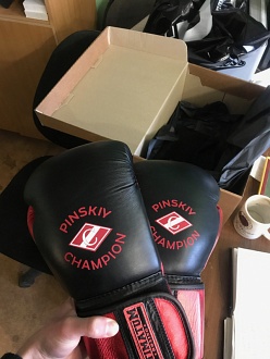 Нанесение логотипа на боксёрские перчатки