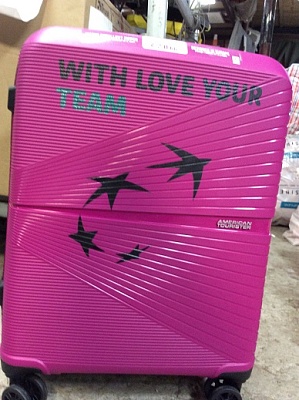 Нанесение на пластиковый чемодан логотипа