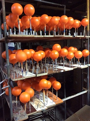 Покраска оранжевых шаров
