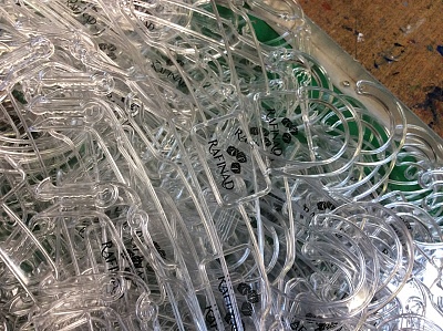 Срочное нанесение на пластиковые прозрачные вешалки