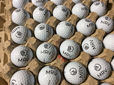 Нанесение логотипа на чистый мяч для гольфа в один цвет