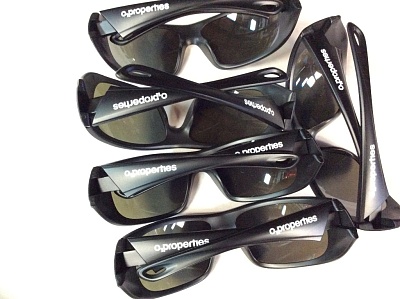 Нанесение логотипа заказчика  на брендовых  солнцезащитных очках