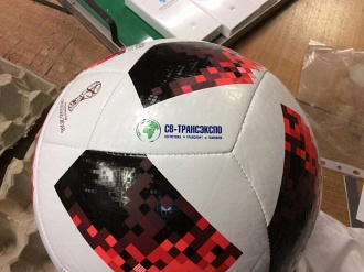Нанесение логотипа на футбольный мяч в один цвет.
