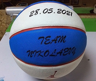 Нанесение логотипа на баскетбольный мяч в две ячейки белым и чёрным цветом