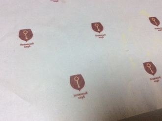 Упаковочная бумага в рулонах с логотипом