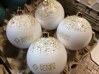 Производство новогодних шаров с логотипом и снежной шапкой