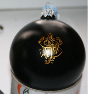 Елочный шар с нанесением логотипа 1+0 (тампопечать) + покраска в черный цвет.