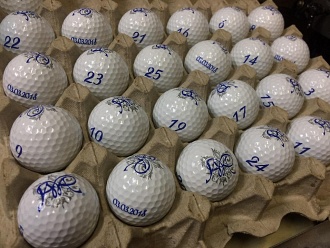 Нанесение логотипа на мячи для гольфа в 2 цвета.