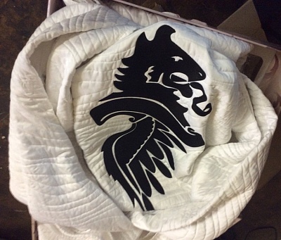 Нанесение логотипа на одеяло. Вышивка.
